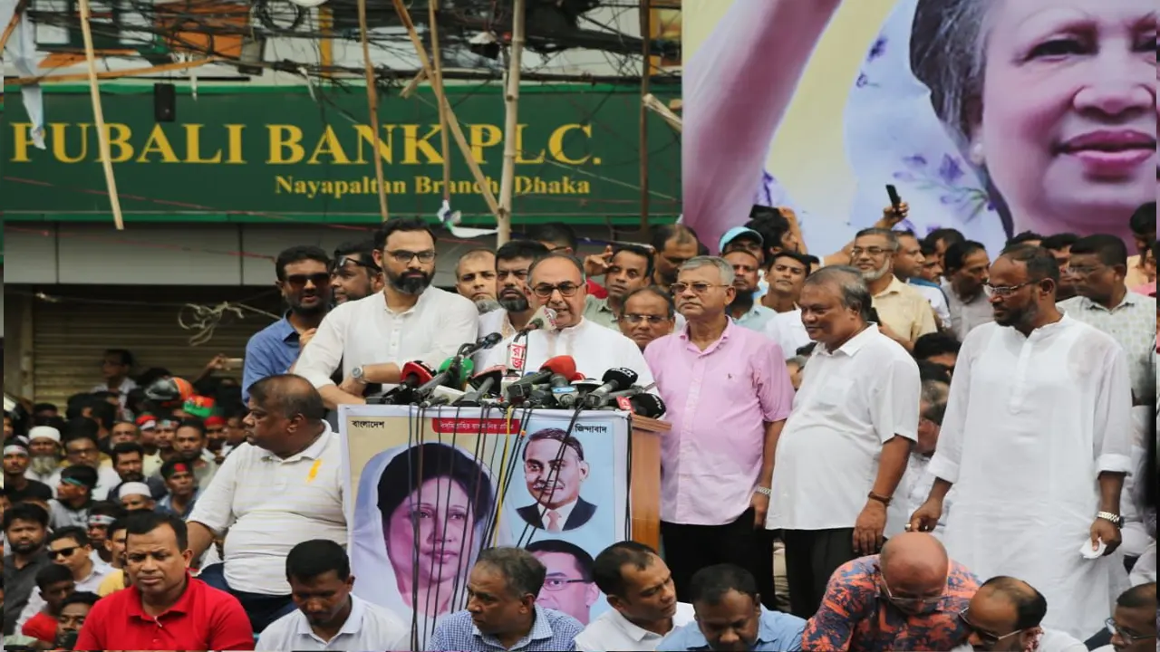সমাবেশে বক্তব্য দিচ্ছেন বিএনপির স্থায়ী কমিটির সদস্য মির্জা আব্বাস। ছবি : কালবেলা