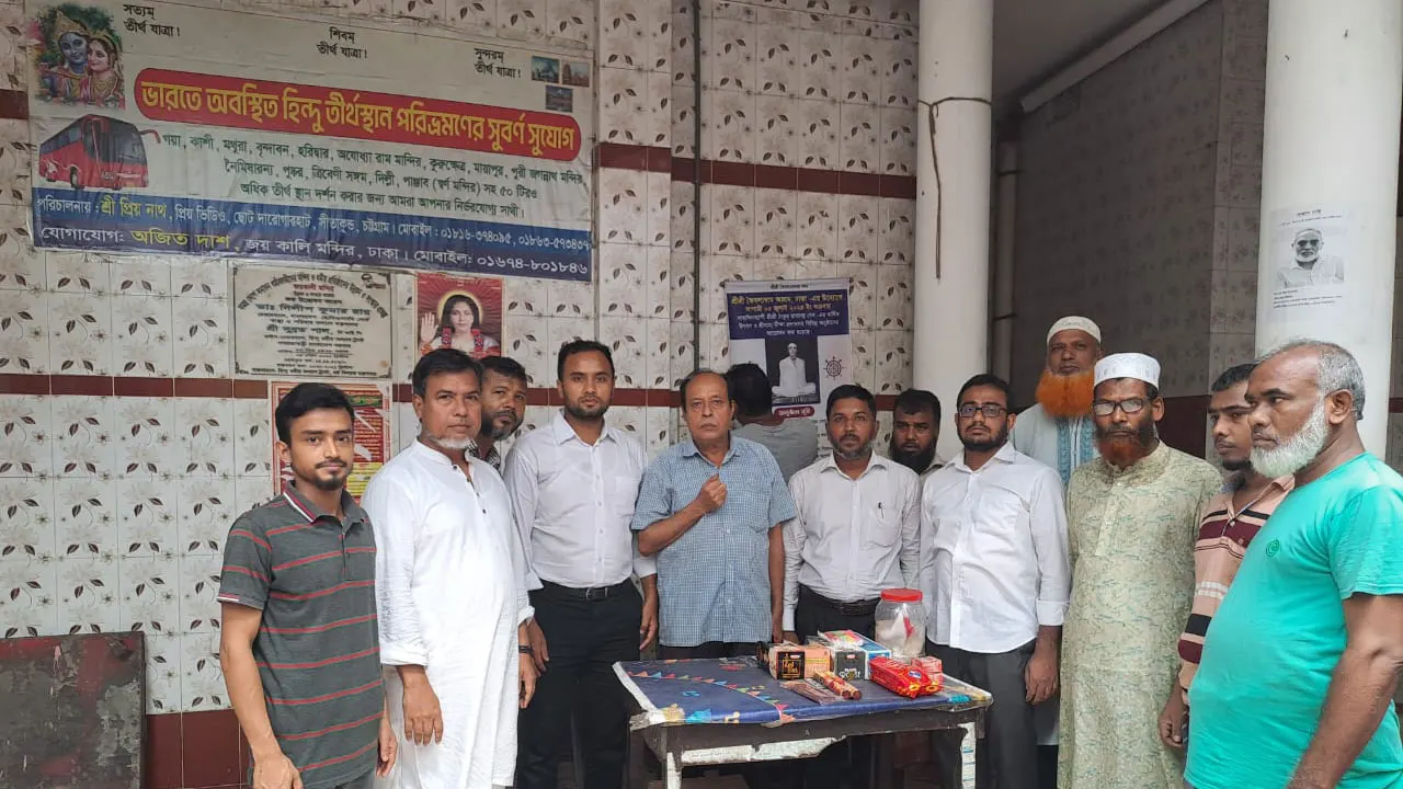মন্দির পাহারায় সহায়তা করছেন জামায়াতে ইসলামীর নেতাকর্মীরা। ছবি : কালবেলা