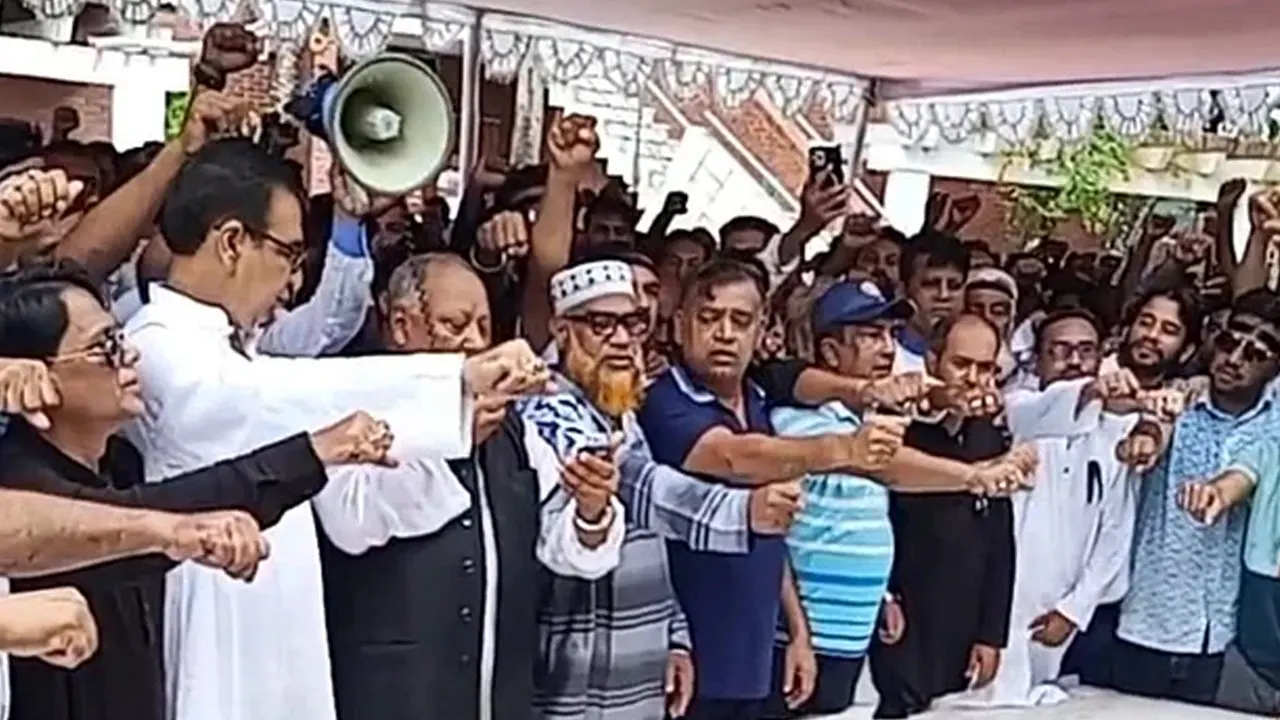 শেখ হাসিনাকে দেশে ফিরিয়ে আনতে শপথ করেন গোপালগঞ্জের আ.লীগ নেতাকর্মীরা। ছবি : কালবেলা