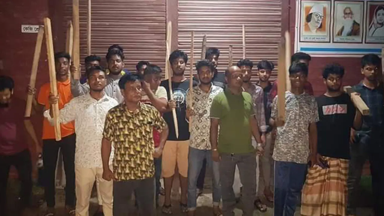 লাঠি হাতে মার্কেট পাহারায় লালমানিরহাট বিএনপির নেতাকর্মীরা। ছবি : কালবেলা