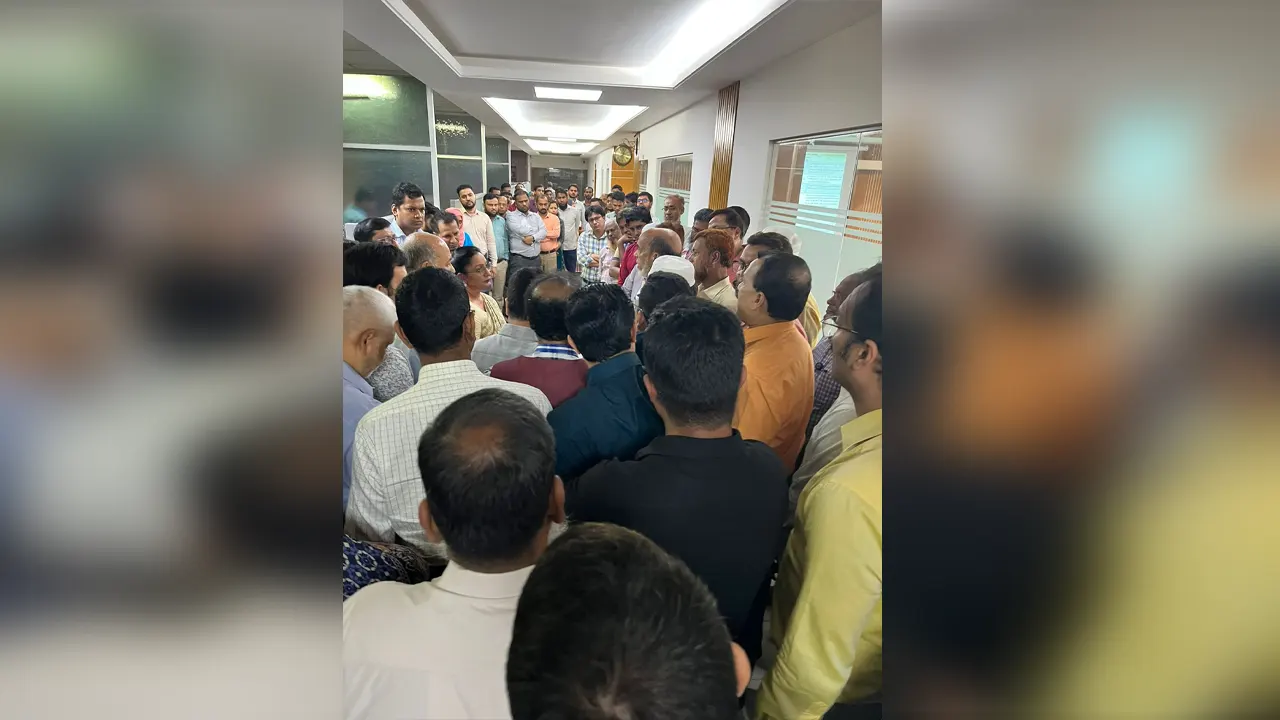 বিবিএসের অন্যায্য সুবিধাভোগীদের বিরুদ্ধে ব্যবস্থা নেওয়ার দাবি। ছবি : কালবেলা
