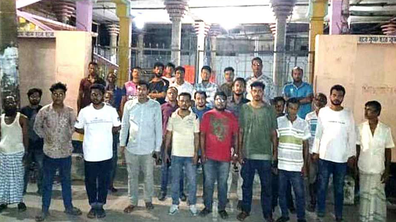 চট্টগ্রামে এক মন্দির পাহারায় স্থানীয়রা। ছবি : কালবেলা
