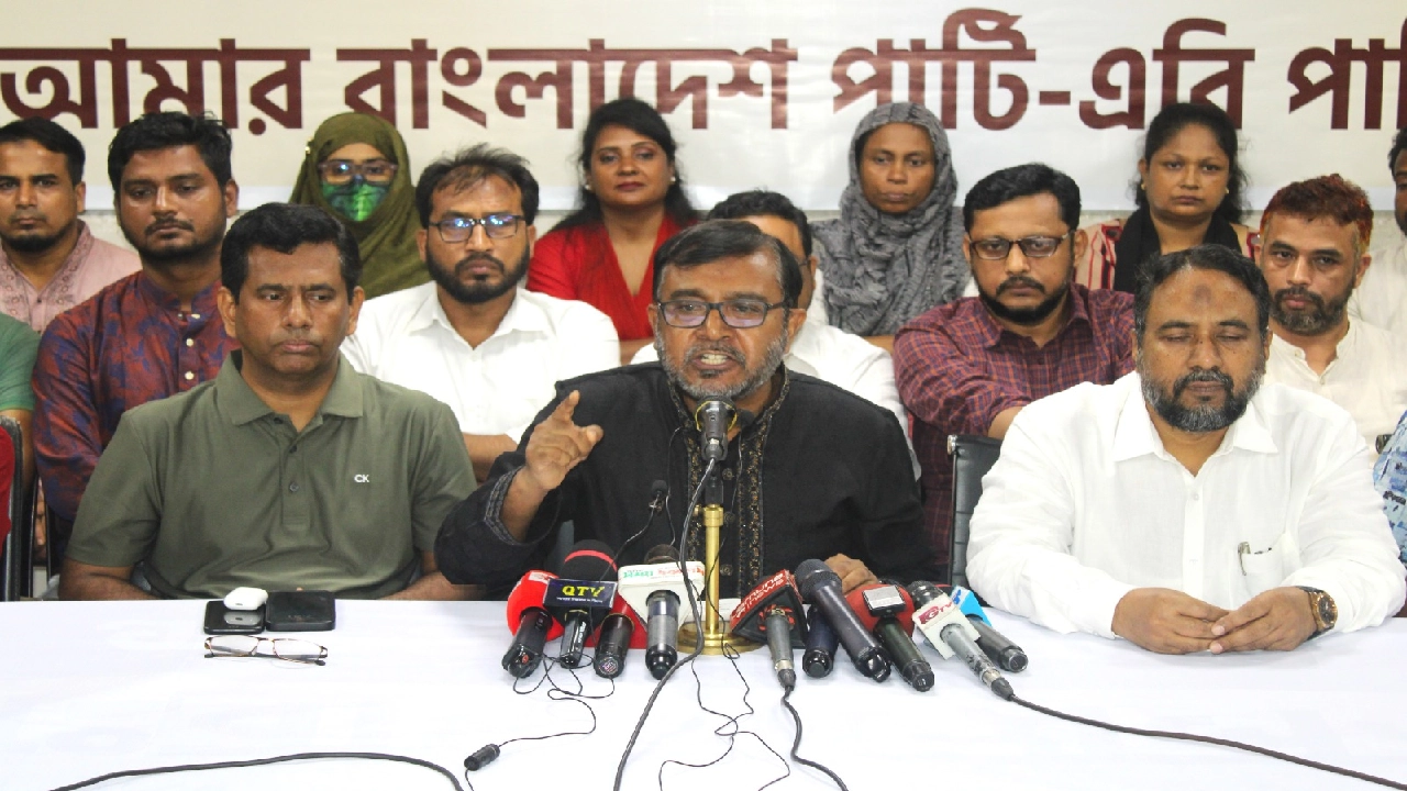 এবি পার্টির কেন্দ্রীয় কার্যালয়ে অনুষ্ঠিত সংবাদ সম্মেলনে কথা বলেন মজিবুর রহমান মঞ্জু। ছবি : কালবেলা