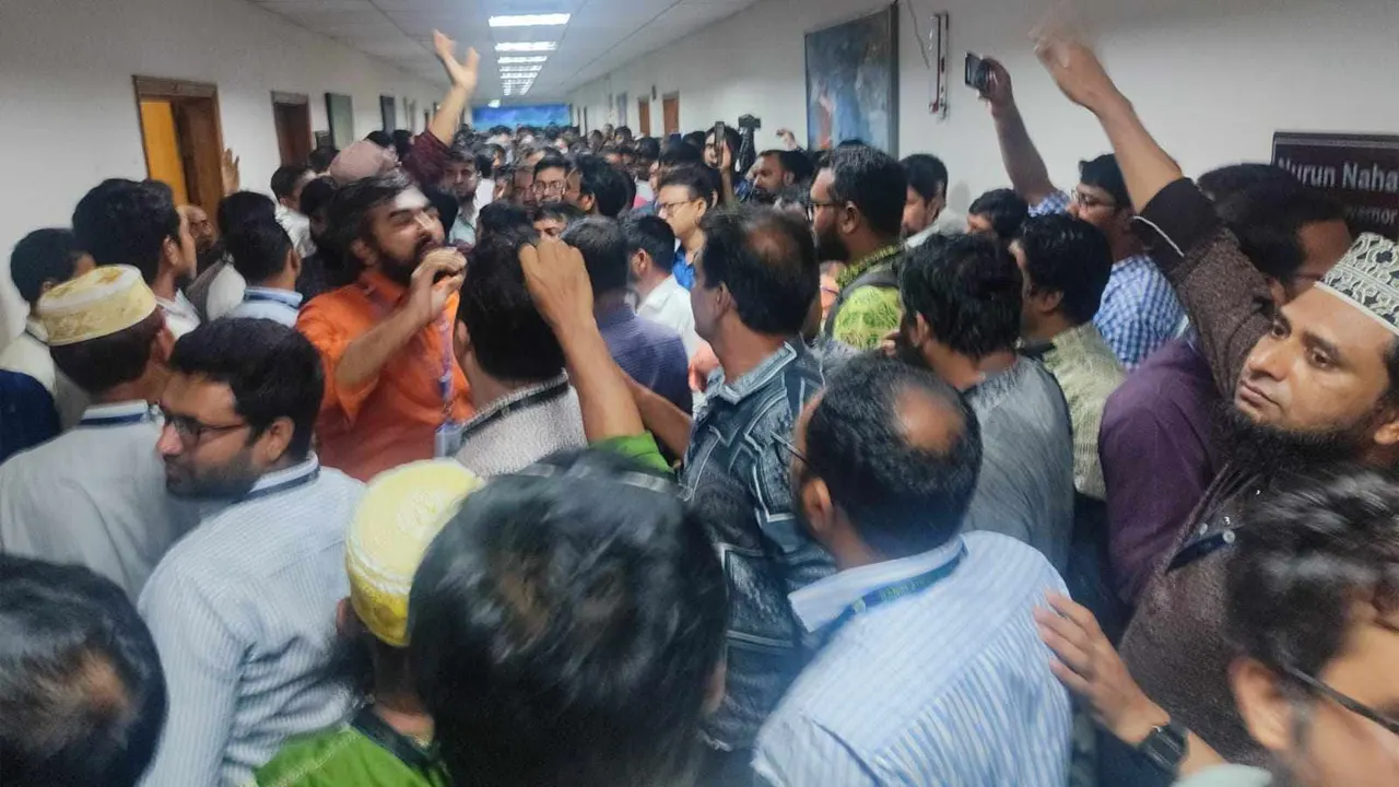 বুধবার বাংলাদেশ ব্যাংকে বিক্ষুধ্ব কর্মকর্তা ও কর্মচারীরা বাংলাদেশ ব্যাংকের গভর্নর, চার ডেপুটি গভর্নর, উপদেষ্টা ও আর্থিক গোয়েন্দা দপ্তরের প্রধানের পদত্যাগ দাবি করে মিছিল করেন। ছবি : কালবেলা