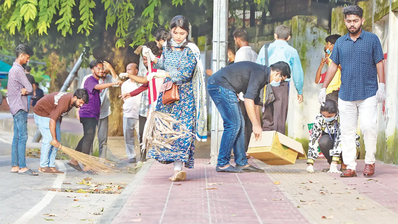 বুধবার ঢাকা বিশ্ববিদ্যালয় এলাকায় শতাধিক শিক্ষার্থী পরিচ্ছন্নতা অভিযান চালান। ছবি : রনি বাউল