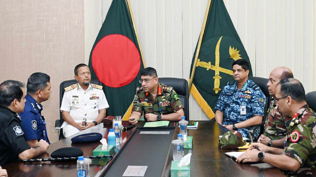সেনাসদরে সেনাবাহিনী প্রধানের সঙ্গে নৌ ও বিমানবাহিনী প্রধানের উপস্থিতিতে নবনিযুক্ত পুলিশের আইজিপি, র‍্যাবের মহাপরিচালক এবং ডিএমপি কমিশনার সাক্ষাৎ করেন। ছবি : আইএসপিআর