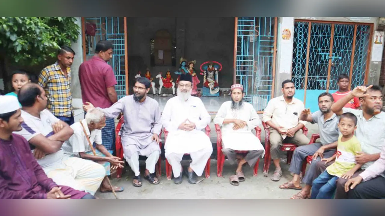 সাতক্ষীরা শহরের বাটকেখালি সার্বজনীন গোবিন্দ মন্দির পরিদর্শন করেন সাতক্ষীরা জেলা জামায়াতের আমির মুহ. রবিউল বাশার।