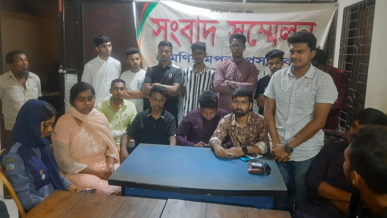 মনিরামপুরের বৈষম্যবিরোধী ছাত্র আন্দোলনের সমন্বয়করা। ছবি : কালবেলা