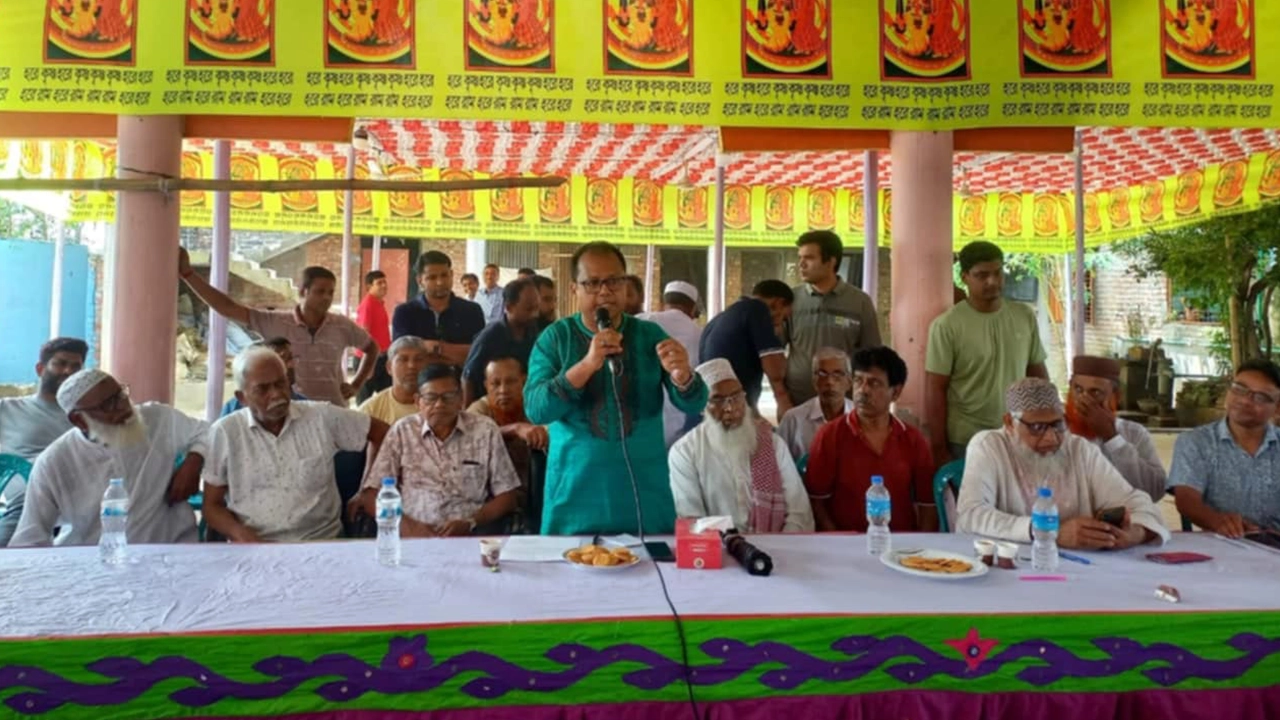 নাটোরের সিংড়ায় হিন্দু ধর্মাবলম্বীদের সঙ্গে বিএনপি ও জামায়াতে ইসলামীর নেতারা মতবিনিময়। ছবি : কালবেলা