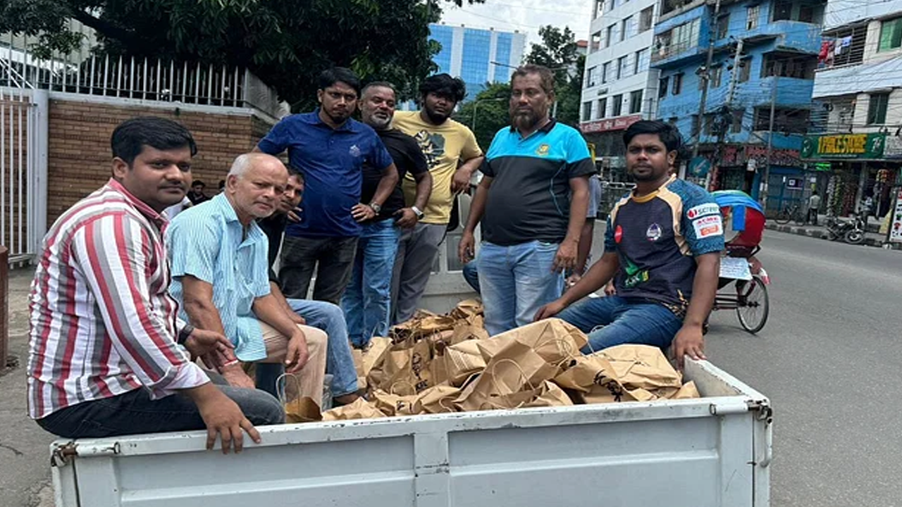 শিক্ষার্থীদের খাবারের জন্য বের হচ্ছেন বিসিবি কর্মচারীরা। ছবি : সংগৃহীত