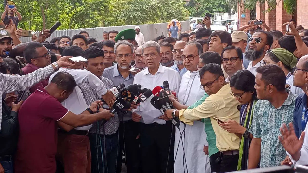 হাসপাতাল পরিদর্শনের পর কথা বলছেন মির্জা ফখরুল ইসলাম আলমগীর। ছবি : কালবেলা