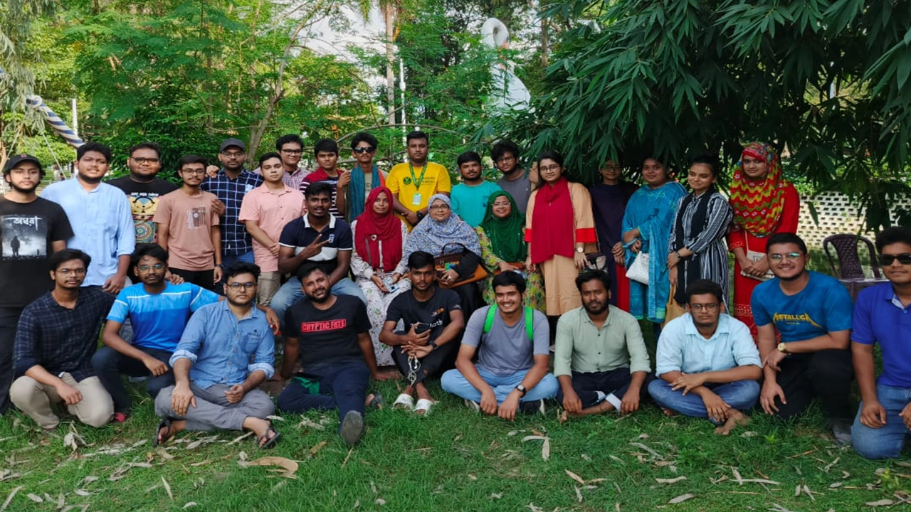 রাজশাহী কেন্দ্রীয় উদ্যানে হরিণ পাহারায় শিক্ষার্থীরা। ছবি : কালবেলা