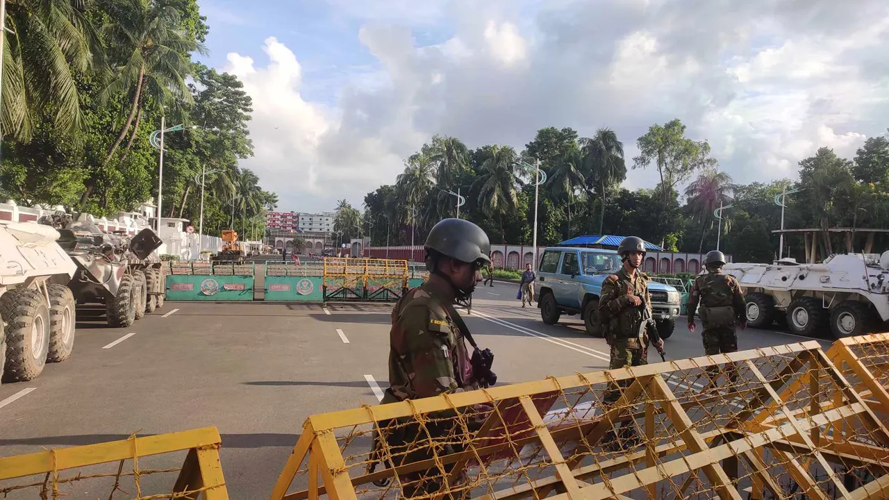 অন্তর্বর্তীকালীন সরকারের শপথগ্রহণ অনুষ্ঠানের জন্য প্রস্তুত বঙ্গভবন। কড়া নিরাপত্তায় সেনাবাহিনী। ছবি : কালবেলা