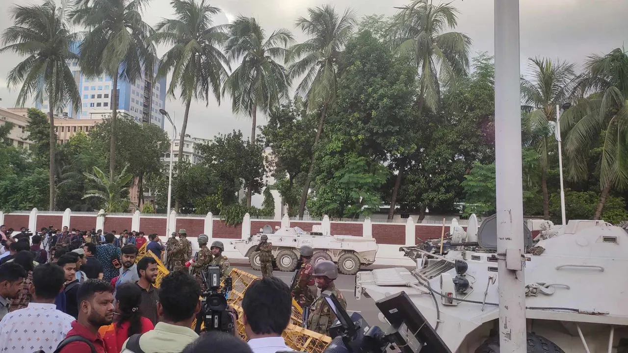 বঙ্গবভনসহ আশপাশ এলাকা কড়া নিরাপত্তার বলয় গড়ে তুলেছে সেনাবাহিনী। ছবি : কালবেলা