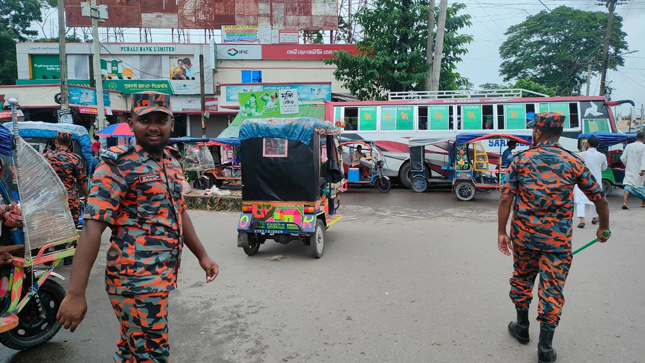 আমতলীর সড়কে শিক্ষার্থীদের পাশাপাশি কাজ করছেন ফায়ার সার্ভিসের কর্মীরা। ছবি : কালবেলা