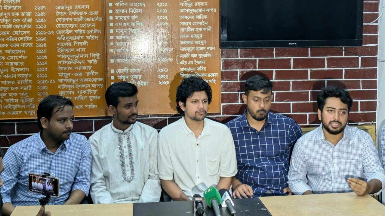 ঢাকা বিশ্ববিদ্যালয় সাংবাদিক সমিতির কার্যালয়ে সংবাদ সম্মেলন করেছে বৈষম্যবিরোধী ছাত্র আন্দোলন। ছবি : কালবেলা