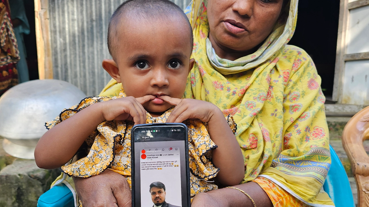 ছবি হাতে নিহত জহিরুল ইসলামের রাসেলের মা ও তিন বছরের মেয়ে জুমা। কালবেলা 