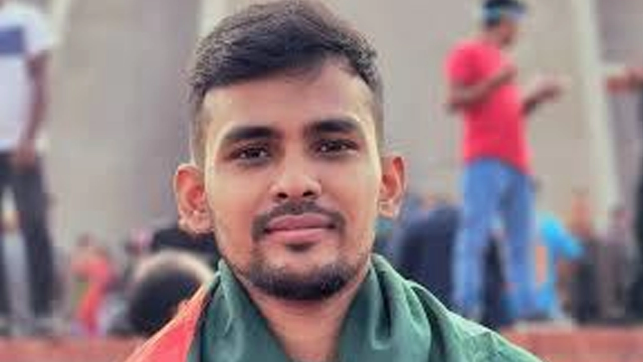 তত্ত্বাবধায়ক সরকারের উপদেষ্টা আসিফ মাহমুদ। ছবি : সংগৃহীত