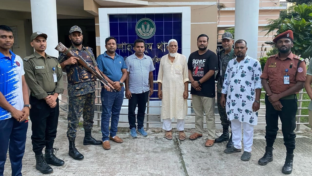 থানার নিরাপত্তায় যুবদলের নেতা ও আনসার সদস্যরা। ছবি : কালবেলা