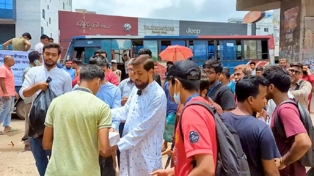 রাজধানীর ট্রাফিক নিয়ন্ত্রণে দায়িত্ব পালনরত শিক্ষার্থীদের মাঝে খাবার ও পানি বিতরণ করেন জামায়াত নেতারা। ছবি : কালবেলা