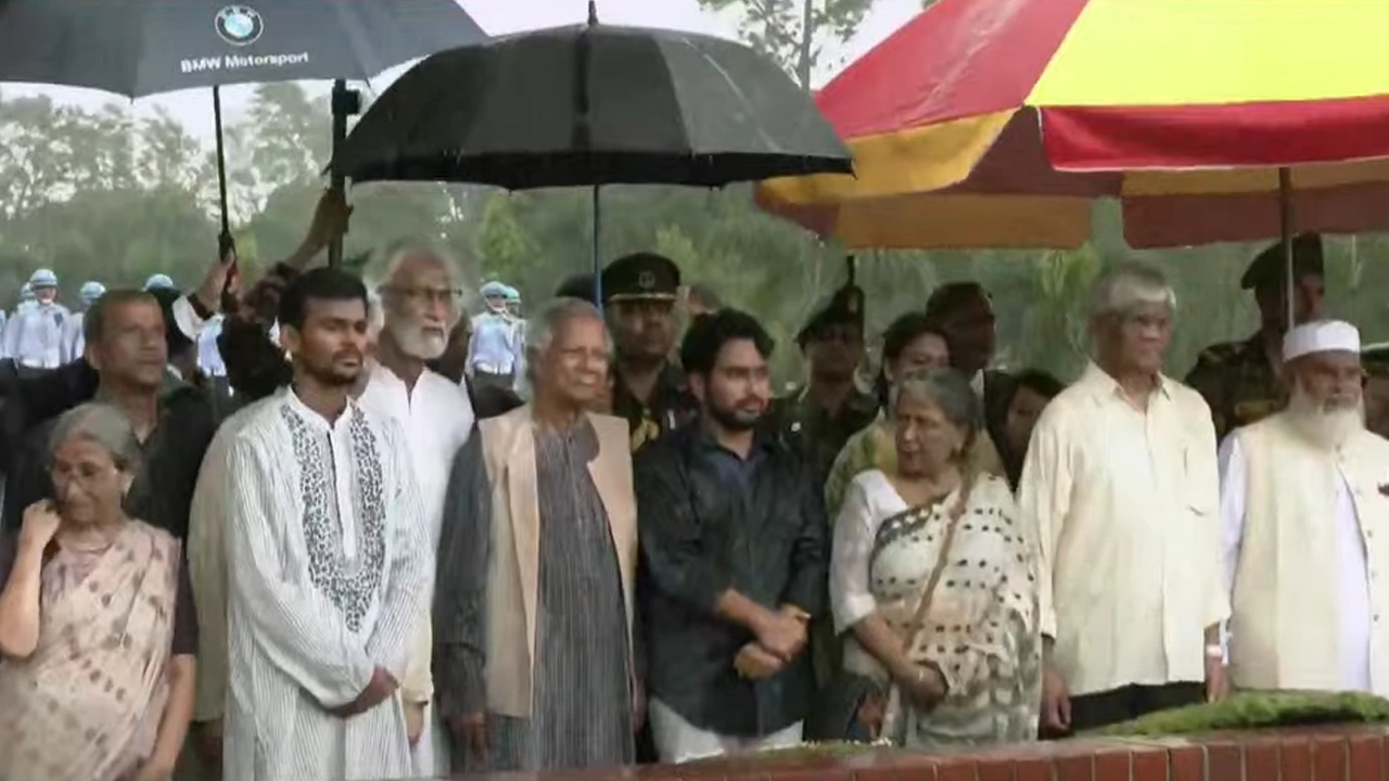 জাতীয় স্মৃতিসৌধে অন্তর্বর্তীকালীন সরকারের প্রধান উপদেষ্টাসহ ১৩ উপদেষ্টা। ছবি : সংগৃহীত