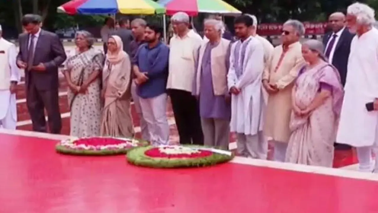 কেন্দ্রীয় শহীদ মিনারে অন্তর্বর্তীকালীন সরকারের উপদেষ্টাদের শ্রদ্ধা। ছবি : সংগৃহীত