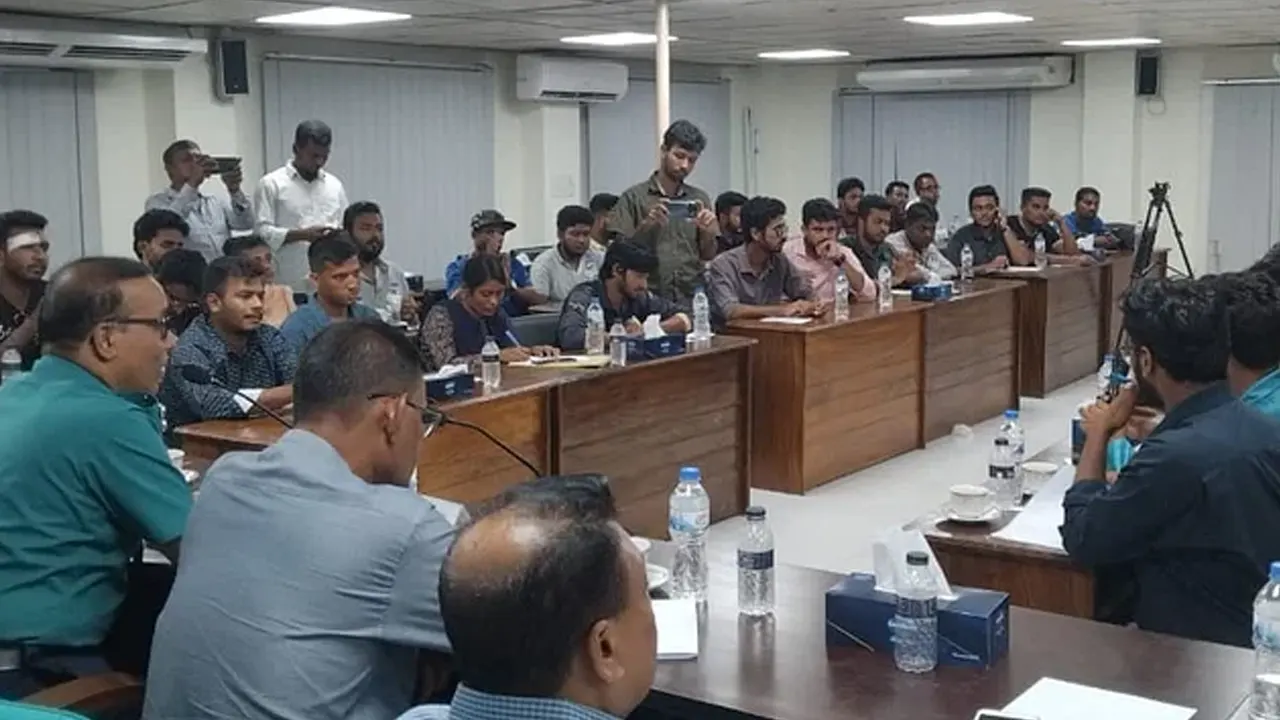 কেএমপি সদর দপ্তরে স্থানীয় রাজনীতিবিদ ও বিভিন্ন প্রতিষ্ঠানের শিক্ষার্থীদের সঙ্গে মতবিনিময় সভা। ছবি : কালবেলা