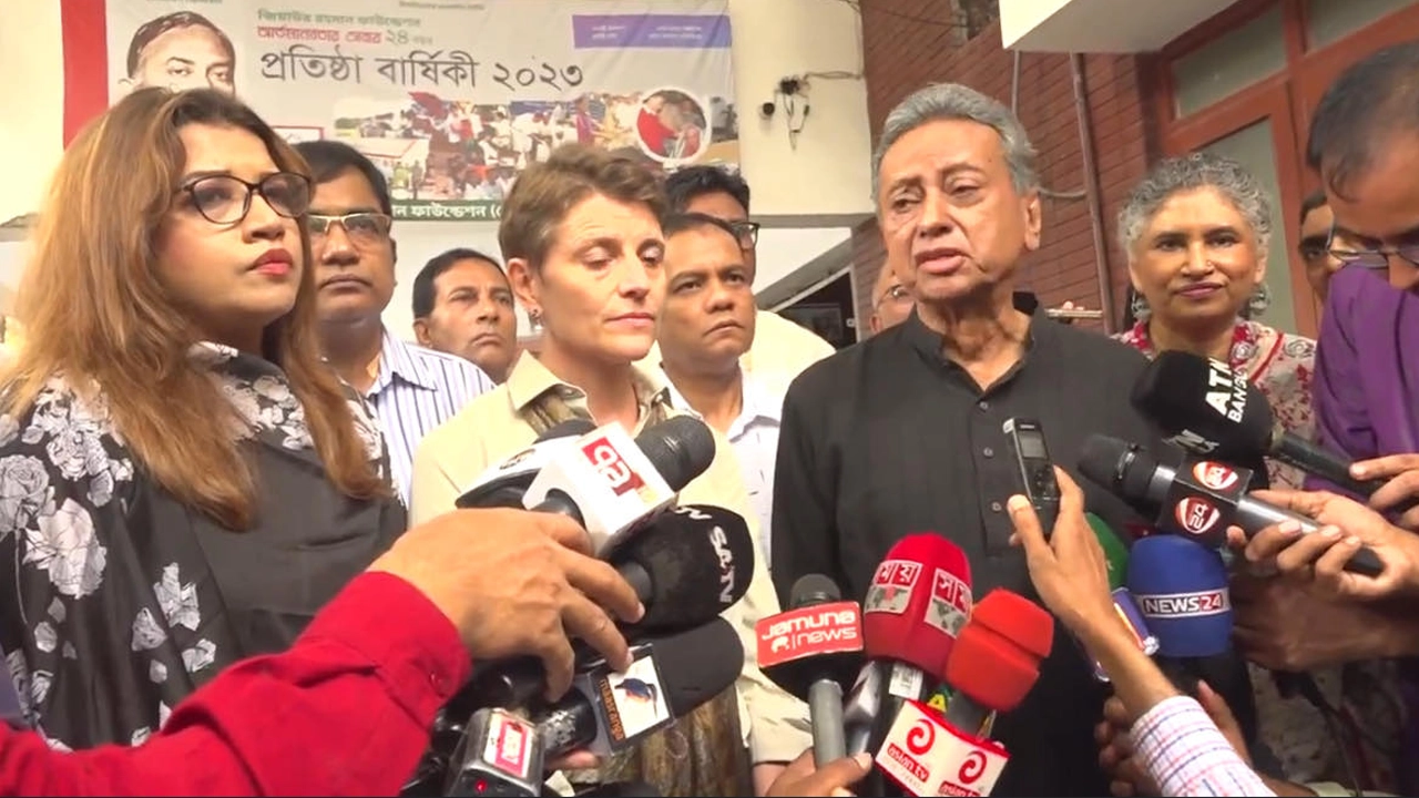 সাংবাদিকদের সঙ্গে কথা বলছেন আমীর খসরু মাহমুদ চৌধুরী। ছবি : কালবেলা
