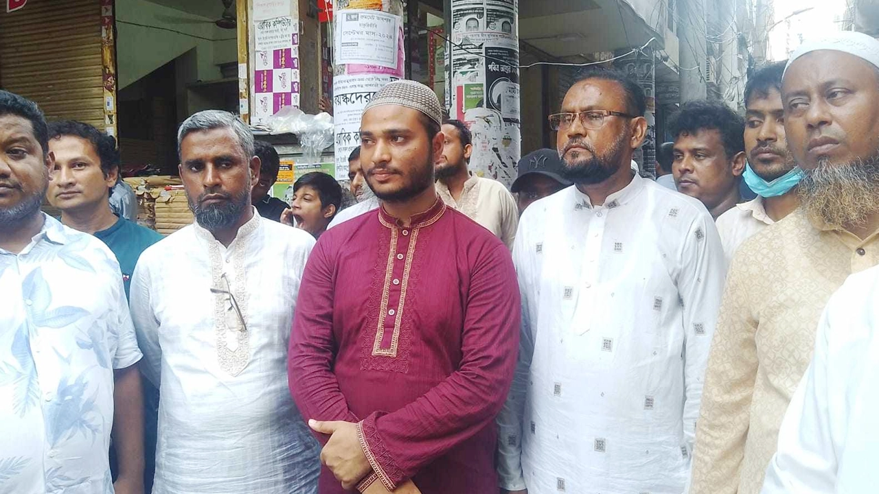 জগন্নাথ বিশ্ববিদ্যালয়ে গণসংযোগ করেছেন জামায়াত-শিবিরের নেতারা। ছবি : কালবেলা