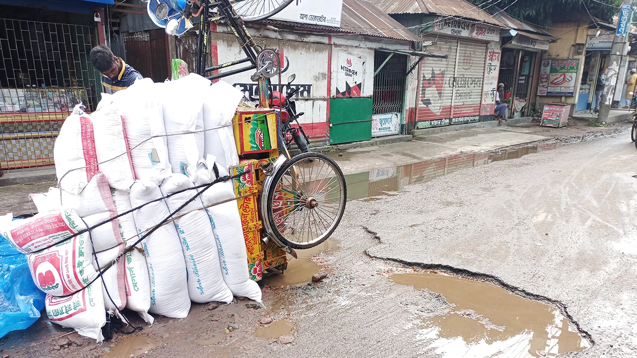 রাস্তায় উল্টে যাওয়া ময়দার বস্তাবোঝাই ভ্যান। ছবি : কালবেলা