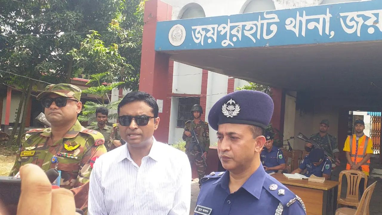 জয়পুরহাট থানা পরিদর্শনে জয়পুরহাট জেলা প্রশাসক, পুলিশ সুপার ও জয়পুরহাটে দায়িত্বপ্রাপ্ত সেনা কর্মকর্তা। ছবি : কালবেলা