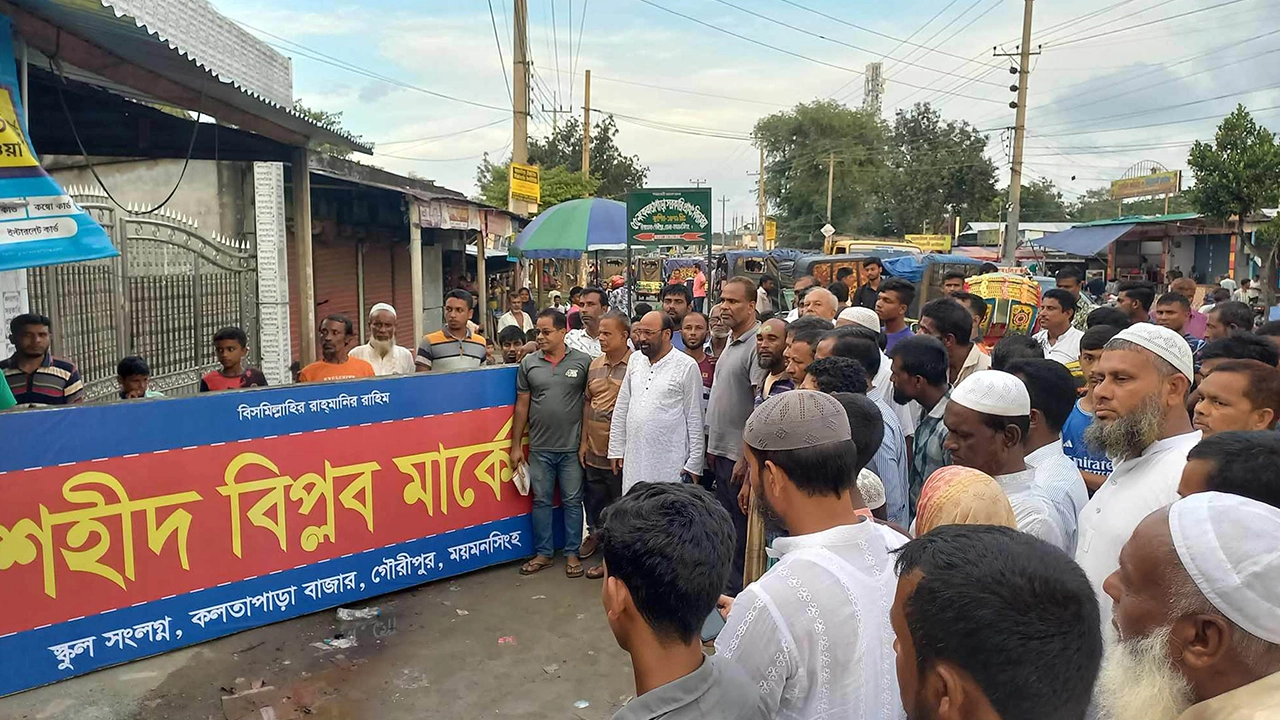 কলতাপাড়া বাজারের একটি মার্কেট ‘শহীদ বিপ্লব মার্কেট’ নামে নামকরণ হয়। ছবি : কালবেলা