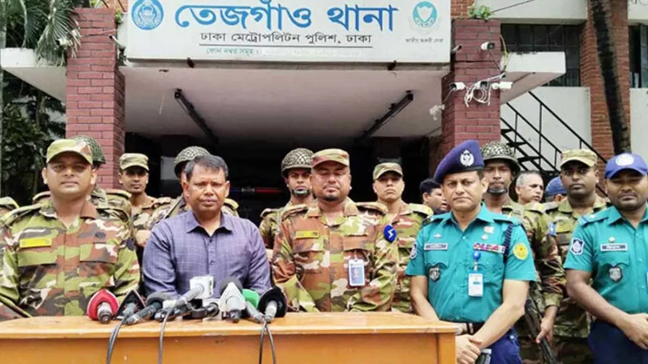 তেজগাঁও থানায় সংবাদ সম্মেলনে কথা বলেন সেনাবাহিনী ও পুলিশের কর্মকর্তারা। ছবি : সংগৃহীত
