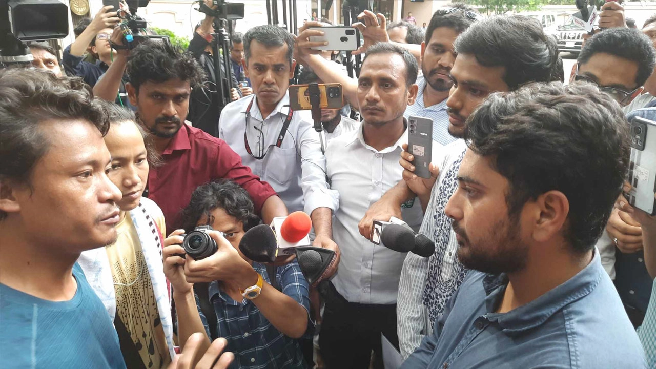 সাংবাদিকদের সঙ্গে নাহিদ ইসলাম।  ছবি : সংগৃহীত