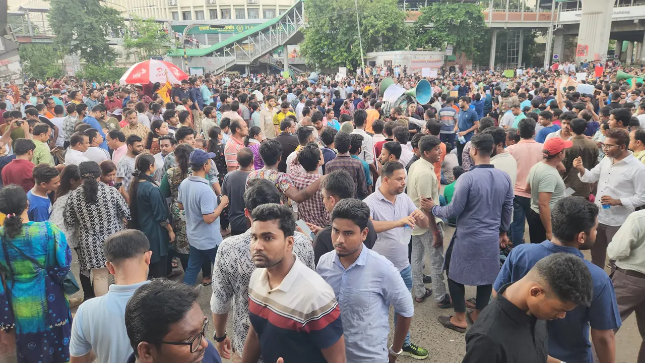সাম্প্রদায়িক সহিংসতার প্রতিবাদে শাহবাগে সড়ক অবরোধ করে অবস্থান নিয়েছে বিভিন্ন শ্রেণী পেশার মানুষ। ছবি : কালবেলা