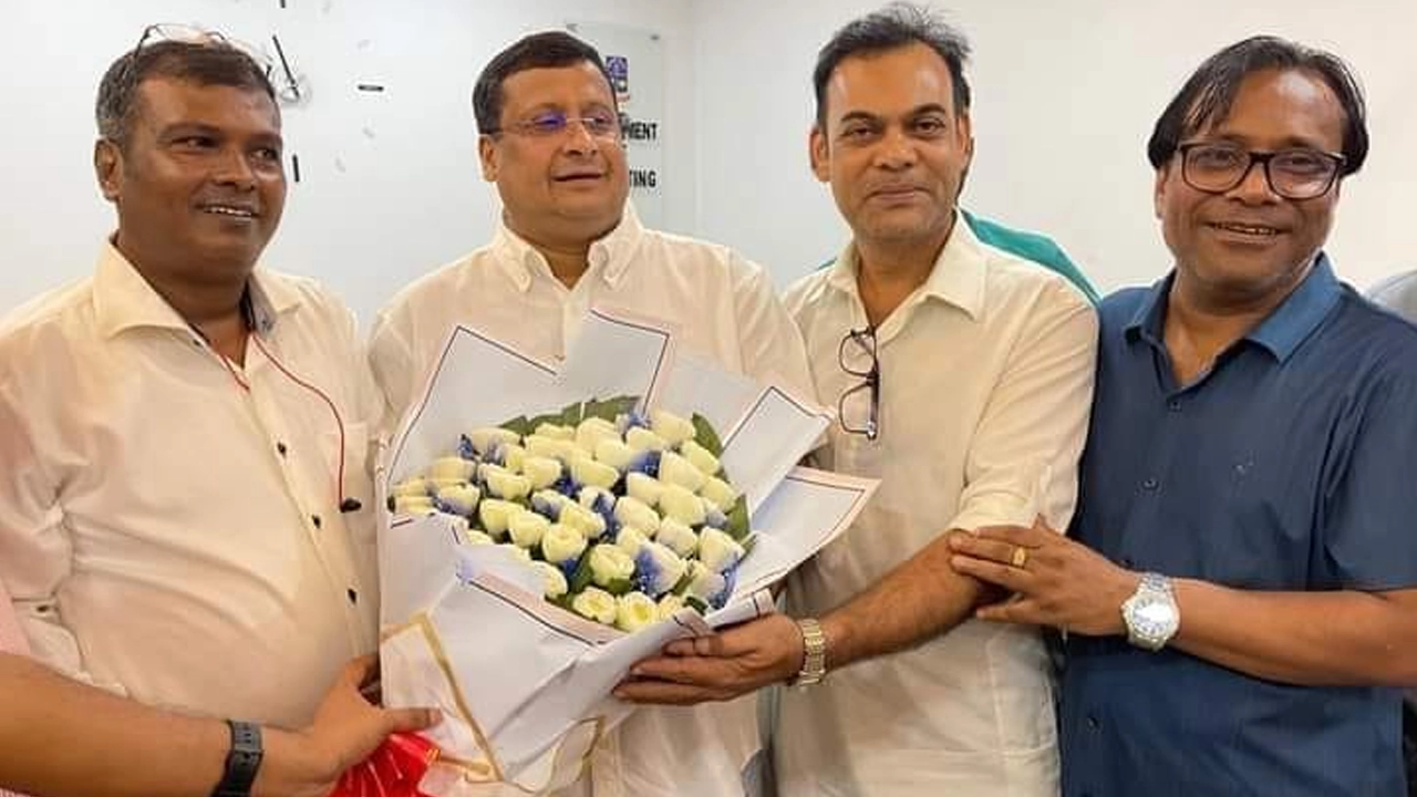অধ্যাপক মোর্শেদ হাসান খানকে ফুলেল শুভেচ্ছা জানান বিভাগের কর্মকর্তা-কর্মচারীরা। ছবি : সংগৃহীত