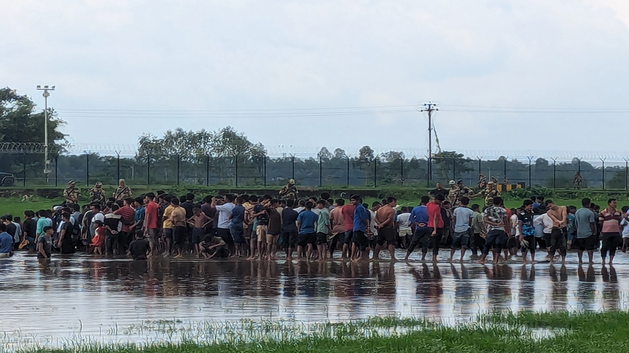 হাতীবান্ধা উপজেলা সীমান্তে হিন্দু সম্প্রদায়ের লোকজনদের ভিড়। ছবি : কালবেলা