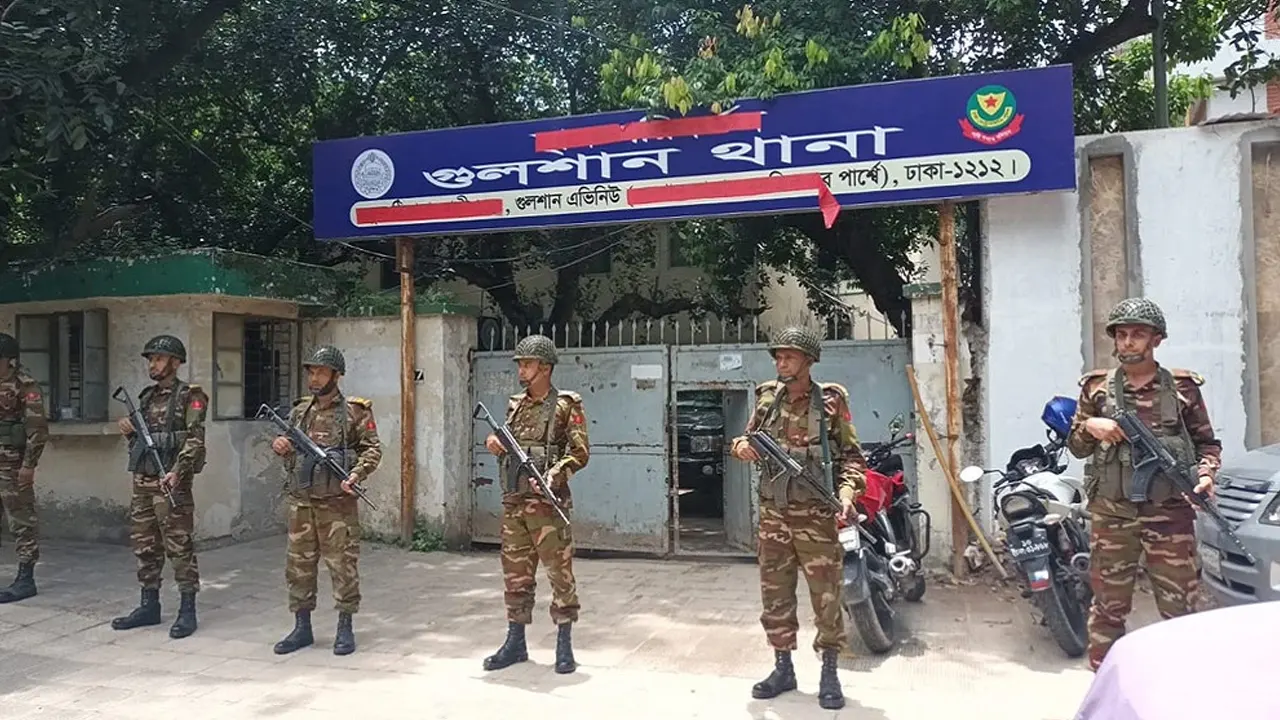 রাজধানীর গুলশান থানায় সেনা সদস্যরা। ছবি : সংগৃহীত