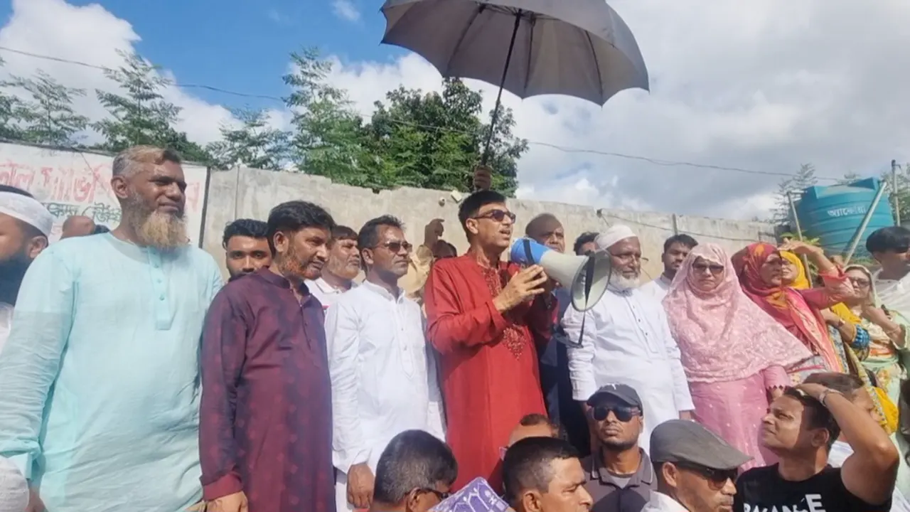 সাভারের কলমা এলাকায় পথসভায় বক্তব্য রাখছেন বিএনপির সাবেক সংসদ সদস্য দেওয়ান মোহাম্মদ সালাউদ্দিন বাবু। ছবি কালবেলা