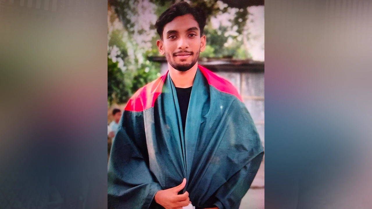 দিনাজপুরে বৈষম্যবিরোধী ছাত্র আন্দোলনে অংশ নেওয়া রাহুল ইসলাম। ছবি : সংগৃহীত