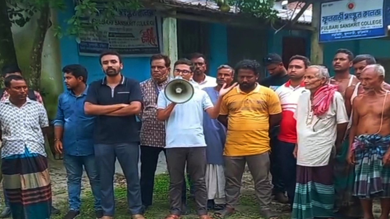 বৈষম্যবিরোধী ছাত্র আন্দোলনের কর্মীরা ফুলবাড়ীতে সচেতনতামূলক প্রচার-প্রচারণা কর্মসূচি পালন করেন। ছবি : কালবেলা