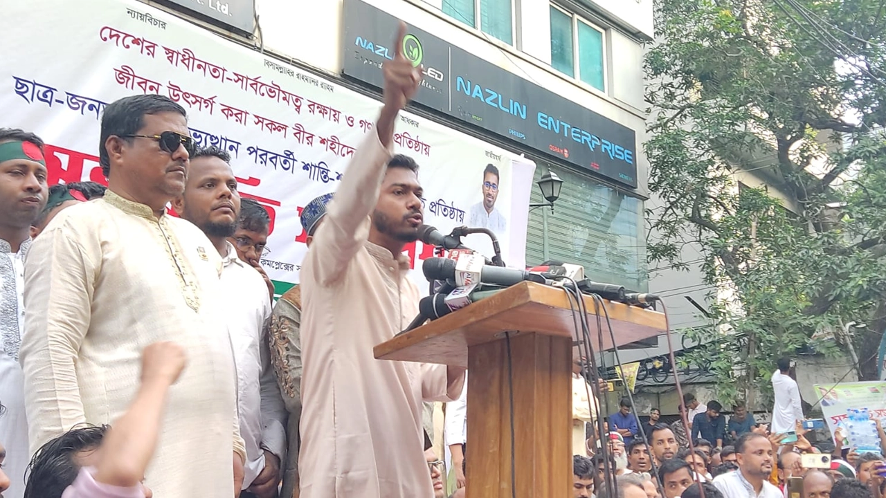 গণঅধিকার পরিষদের একাংশের সভাপতি ও ডাকসুর সাবেক ভিপি নুরুল হক নুর সমাবেশে বক্তব্য দেন। ছবি : কালবেলা