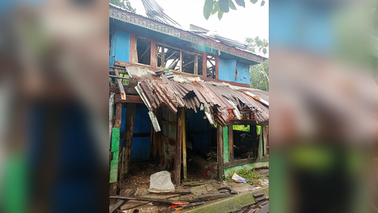 পিরোজপুরের ইন্দুরকানীতে আ.লীগ নেতার বাড়িতে ভাঙচুর। ছবি : কালবেলা