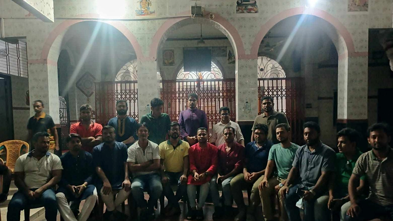 জয়কালী মন্দির পাহারায় জবি ছাত্রদল। ছবি : কালবেলা