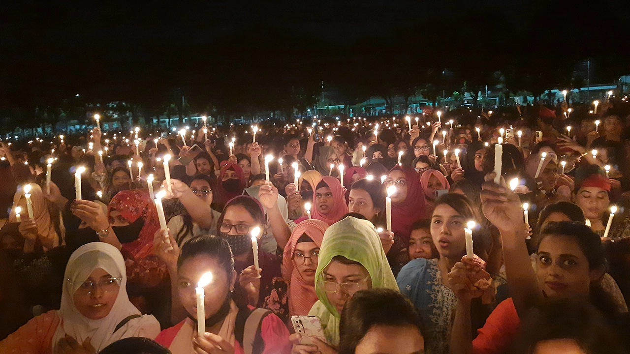 ময়মনসিংহে নিহতদের স্মরণে মোমবাতি প্রজ্জ্বলন। ছবি : কালবেলা