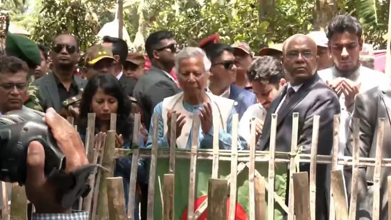 রংপুরে আবু সাঈদের কবর জিয়ারত করছেন ড. মুহাম্মদ ইউনূস। ছবি: সংগৃহীত