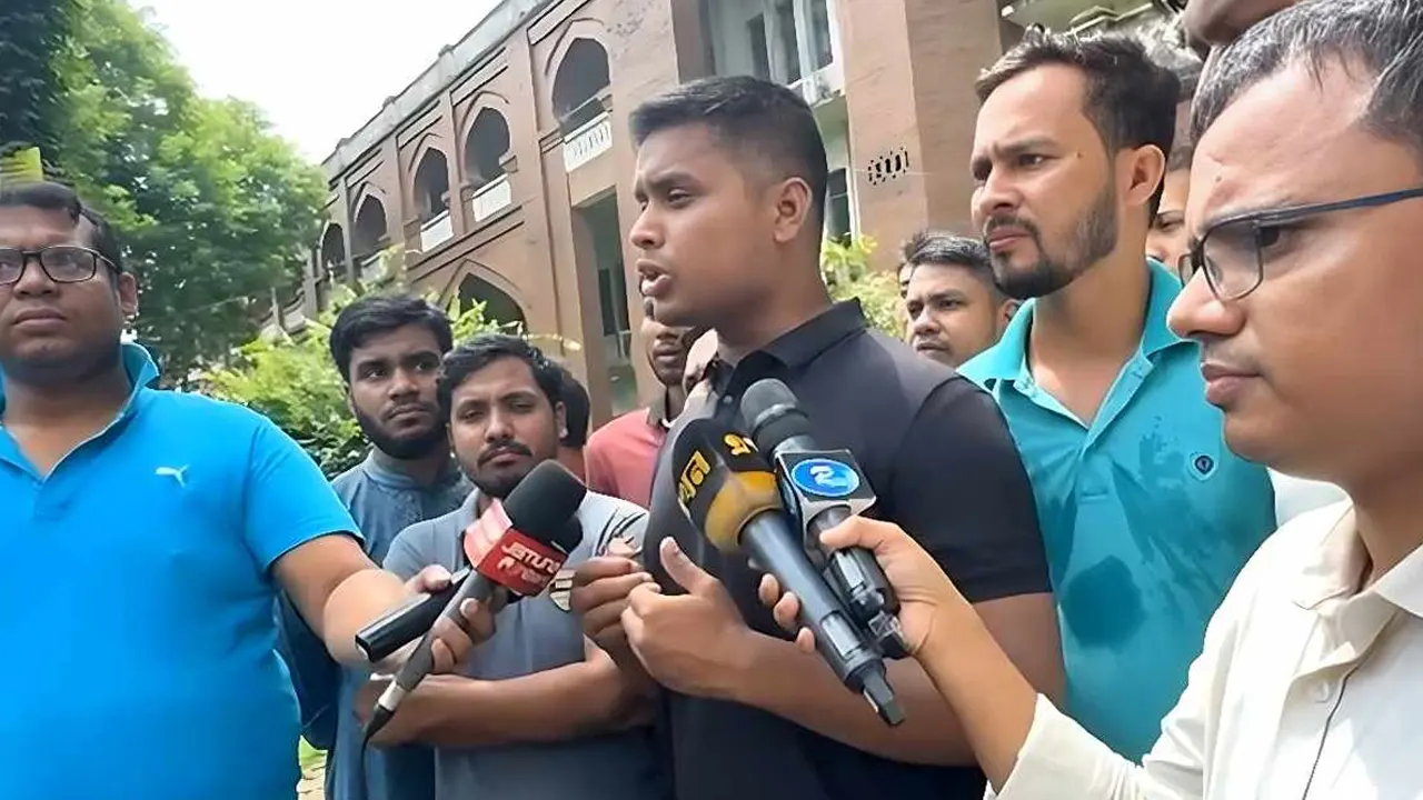 হাইকোর্ট চত্বরে সমন্বয়ক হাসনাত আবদুল্লাহ। ছবি : সংগৃহীত