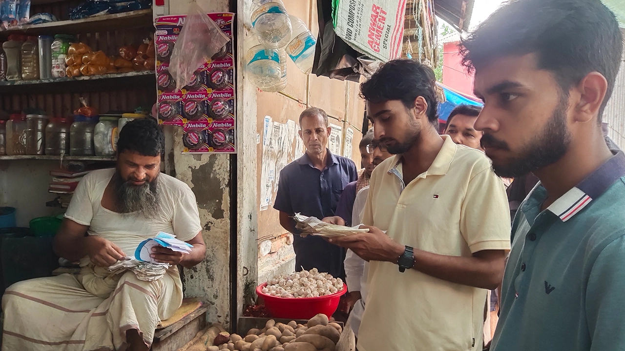কলাপাড়া পৌর শহরে বাজারদর যাচাই করছেন শিক্ষার্থীরা। ছবি : কালবেলা