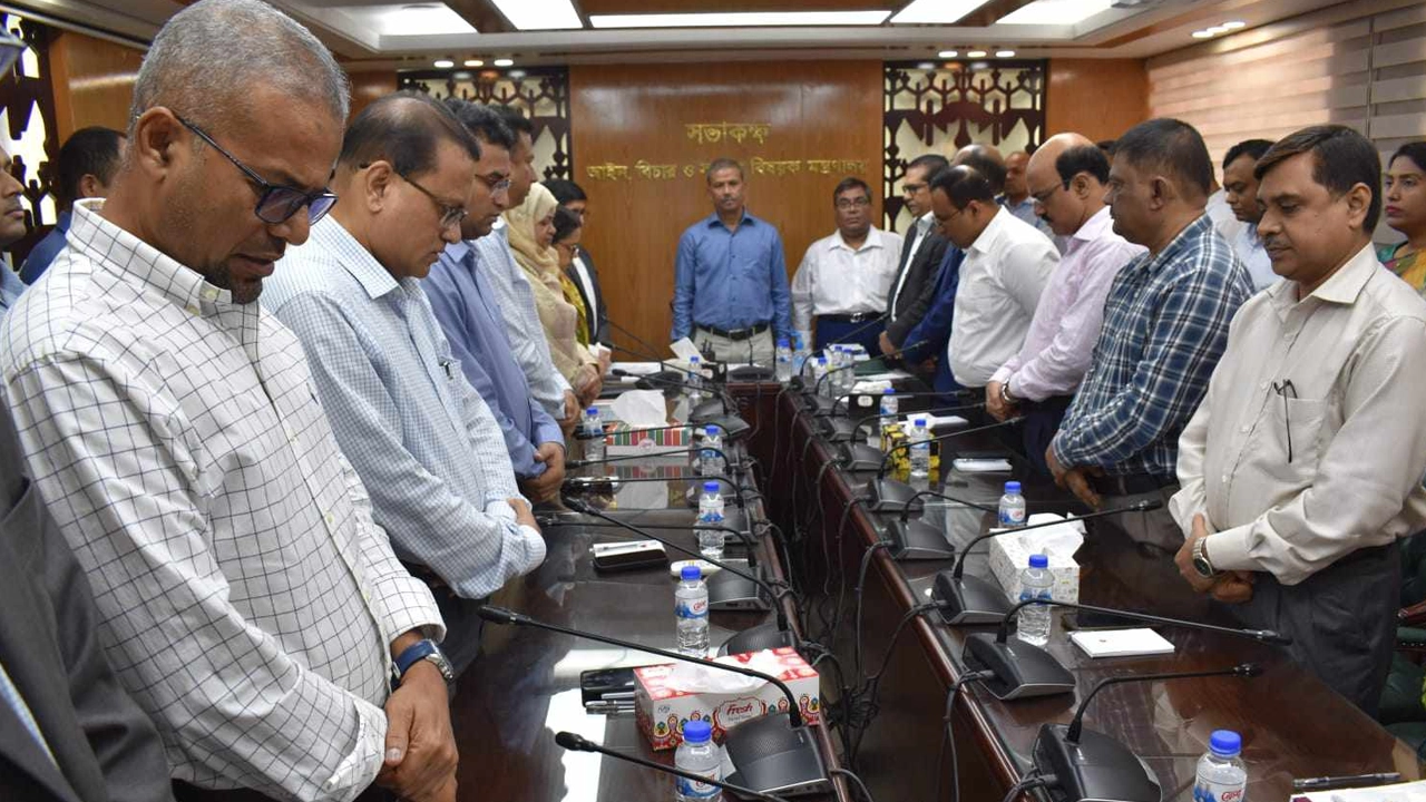 আইন মন্ত্রণালয়ের সম্মেলন কক্ষে নীরবতা পালন করছেন ড. আসিফ নজরুলসহ অন্যরা। ছবি : কালবেলা
