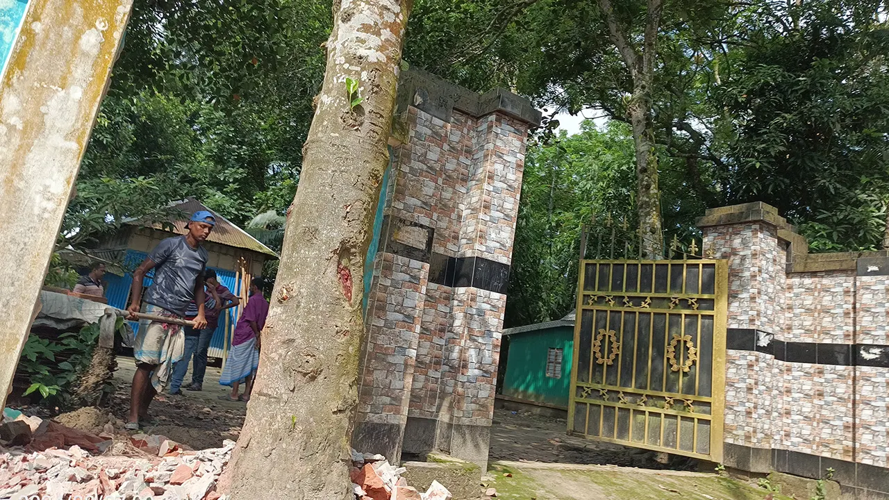 সাংবাদিক আবু সালেহ্ মুছার বাড়িতে হামলার একটি খণ্ডচিত্র। ছবি : কালবেলা